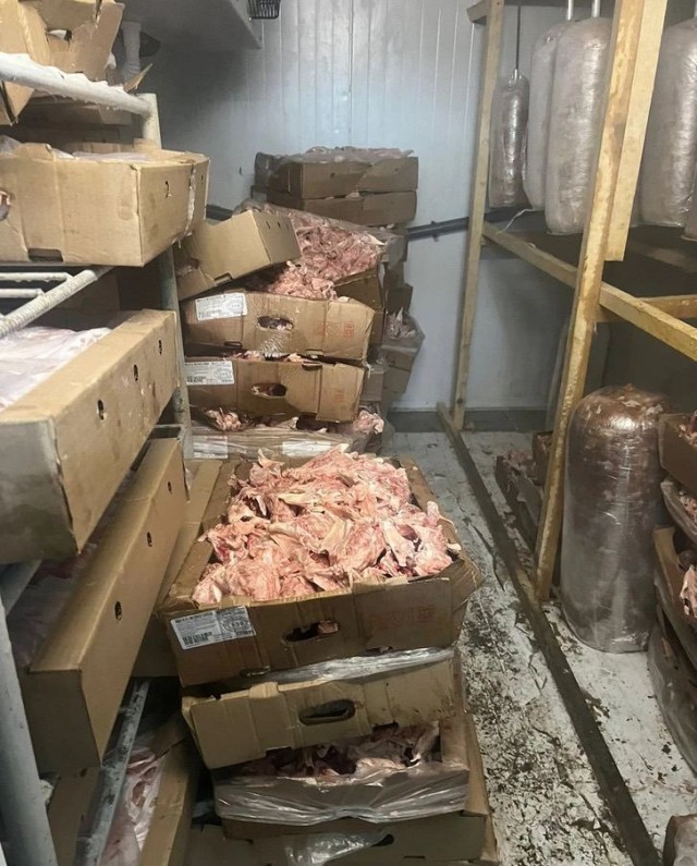 В Екатеринбурге накрыли подпольный цех, в котором из тухлой курицы делали заготовки для шаурмы, а затем продавали их закусочным