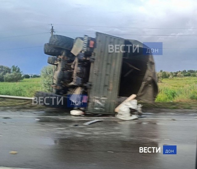 В Ростовской области военный КамАЗ врезался в легковушку