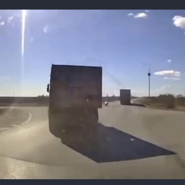 Внимание! За рулём большегруза - профессионал!