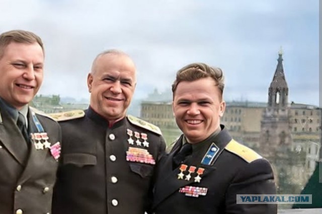 В послевоенном Кремле 1949 года фотограф поймал в объектив уникальный момент — вместе стояли три легенды, три символа победы, трижды Герои Советского Союза.