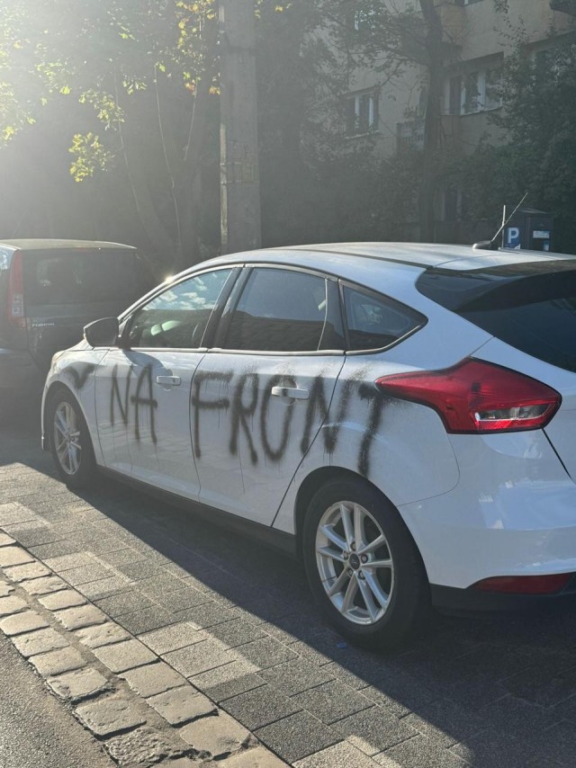 В Польше неизвестный снял с машины номера с украинскими номерами