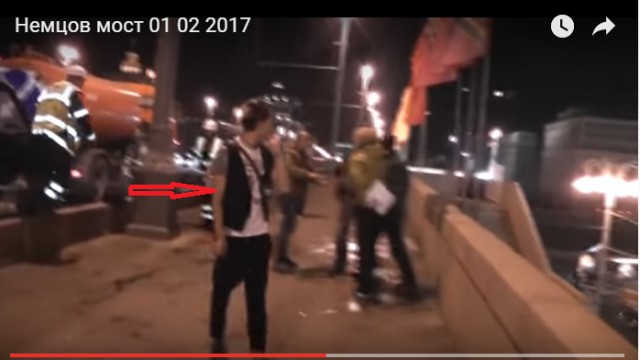 Коммунальщики и стихийный мемориал Немцова