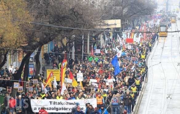 В Будапеште тысячи венгров вышли на протест против «рабских законов»