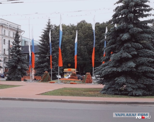 В центре Ярославля установили скульптуры танцующим девушкам, посвященные году театра в России