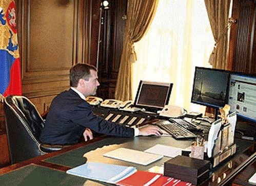 Фотожаба: А что на обоях у Медведева?