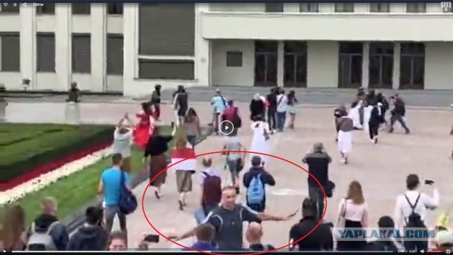 В центре Минска силовики опустили щиты в знак солидарности с манифестантами