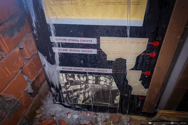 Макет угольной шахты с оборудованием в замурованном здании на окраине Воркуты