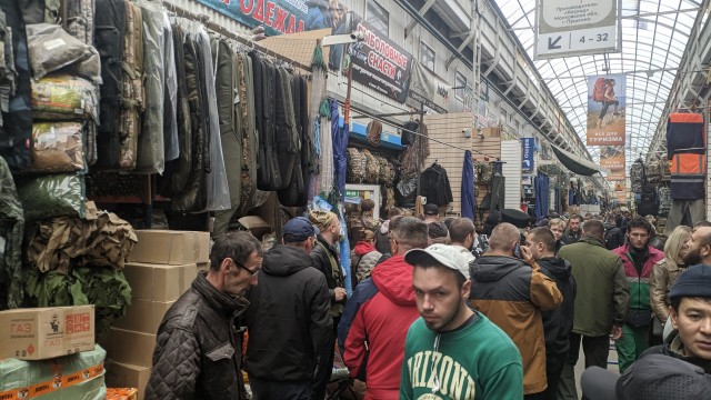 Час назад, рынок Садовод, Москва.