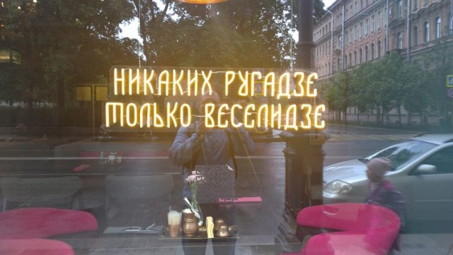 16 юморных вывесок на грани фола, мимо которых точно нельзя пройти, не посмеявшись