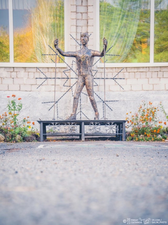 «Стальной парень со стальным характером». В Пермском крае установили памятник лыжнику, которого местные посчитали мужем Алёнки