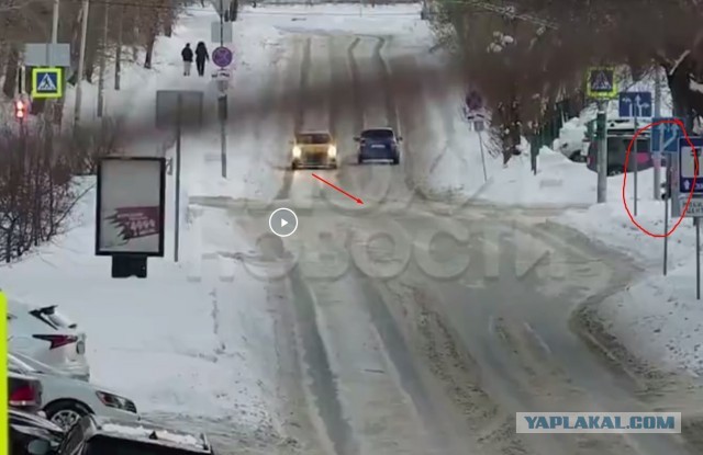 Жуткое видео: камеры засняли, как таксист насмерть сбил курьера в центре Екатеринбурга