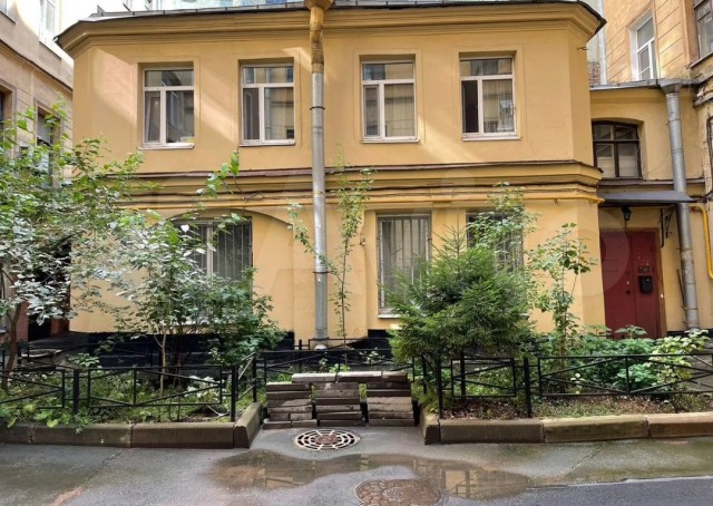 Не хотите домик в центре Санкт Петербурга?