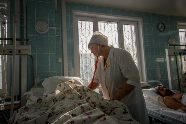 «Ноготочки» подвели. 90 тысяч медиков ушли наводить красоту, оставив больницы без специалистов?