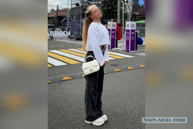Полиция Москвы проверит родителей 17-летней девушки, делавшей сальто на улице и упавшей головой на тротуар