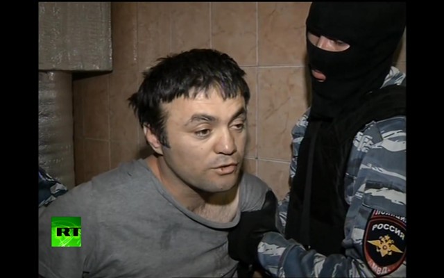 Дагестанцы избивают полицейского