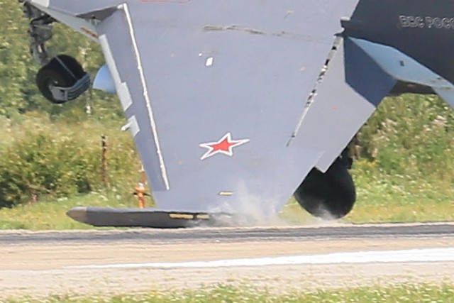Су-35С зацепился крылом за ВПП во время посадки.