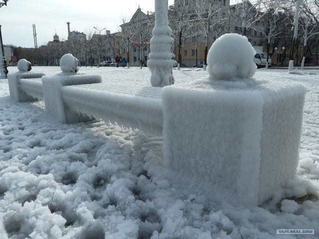 Пляж в ледяной глазури