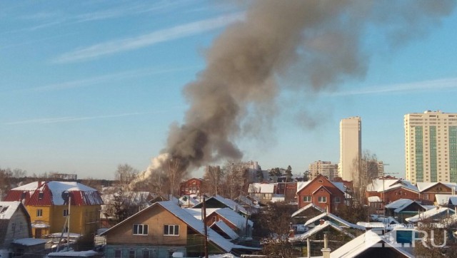 В "Цыганском поселке" Екатеринбурга продолжается тушение пожара площадью 500 квадратных метров