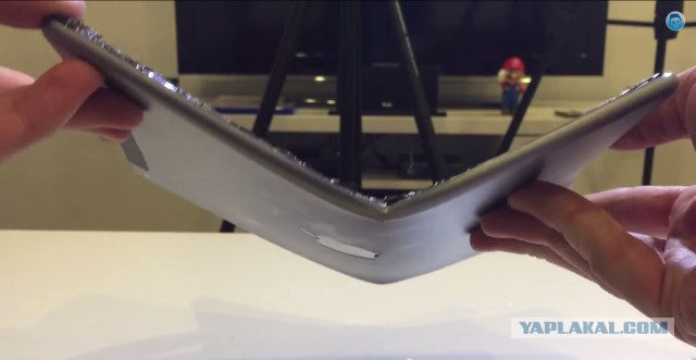 Ярославский депутат растоптал iPad из-за американских санкций