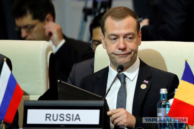 Россияне требуют назначить Дмитрию Медведеву зарплату, равную прожиточному минимуму