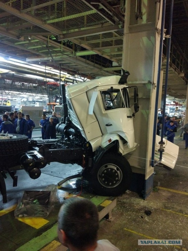 На заводе КАМАЗа грузовик сошел с конвейера и врезался в опору здания