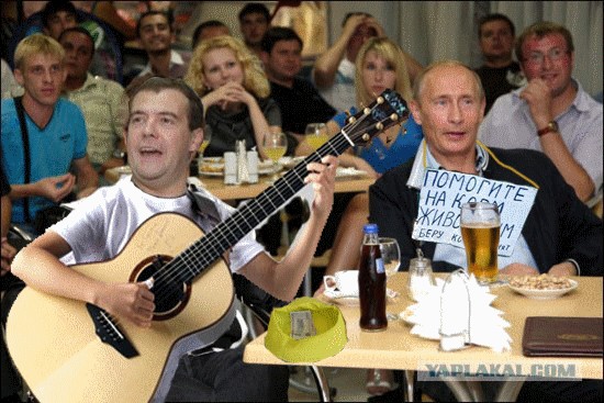 Путин и Медведев смотрят футбол в Сочи