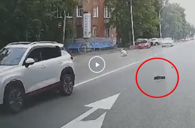 В Екатеринбурге внедорожник снес самокатчика