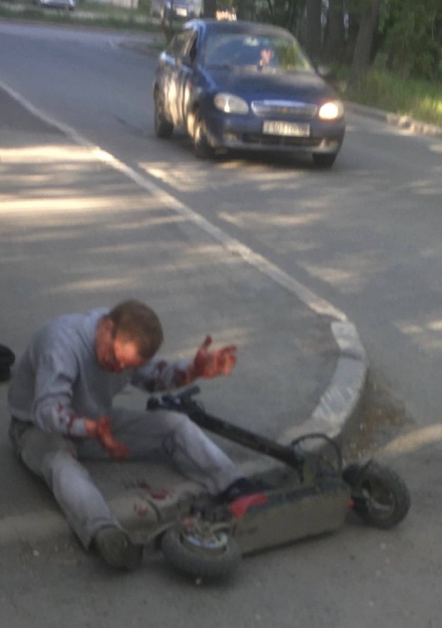 В Екатеринбурге пьяный мужчина решил прокатиться на самокате и эпично рухнул лицом в асфальт