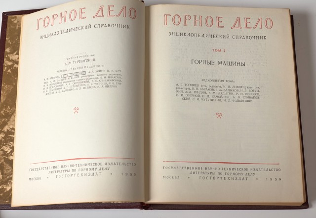 Книжные полки с книгами