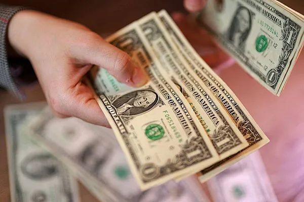 Внебиржевой курс доллара опустился ниже 74 рублей впервые с 2023 года