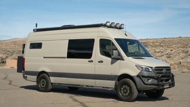 Люксовый кемпер Mercedes-Benz Sprinter с интерьером в духе Range Rover