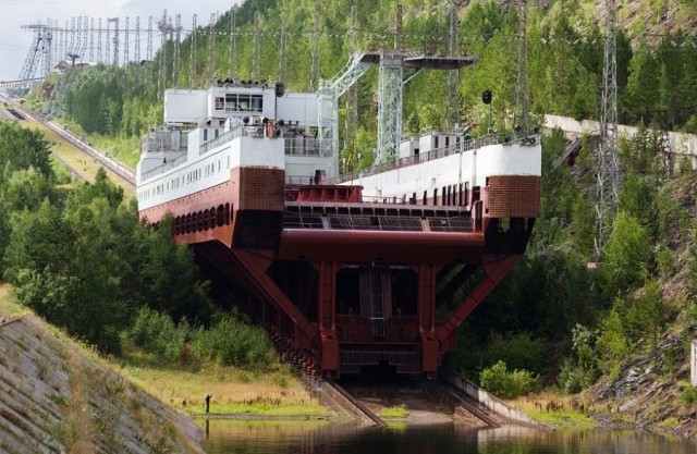 Корабль плывёт в огромной ванне, а ванна едет по рельсам. Зачем на Енисее построили такую машину