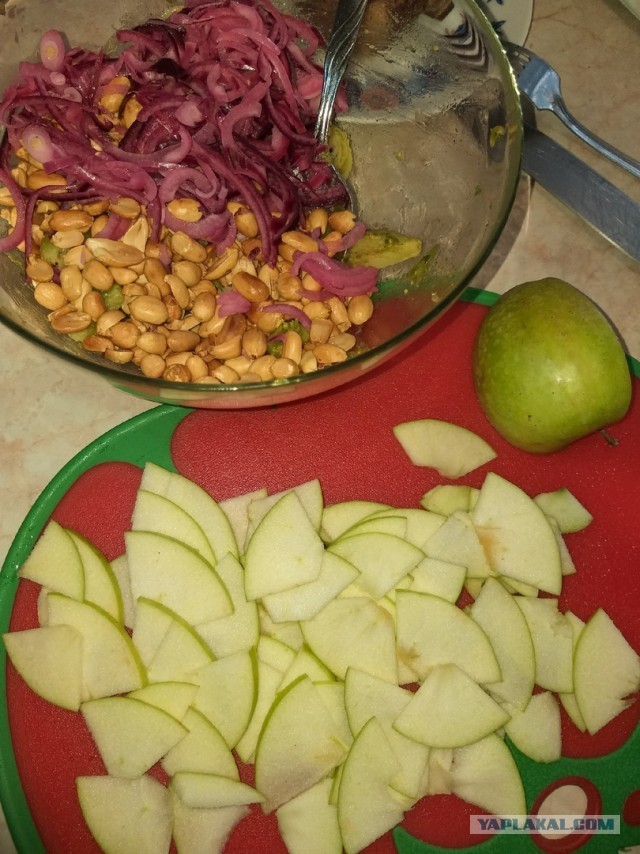 Давайте поговорим о приятном!Салат с брюссельской капустой, арахисом под горчичной заправкой