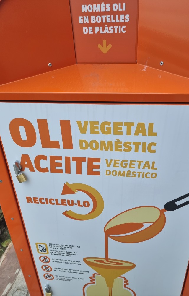 Испания, народ закупается продуктами