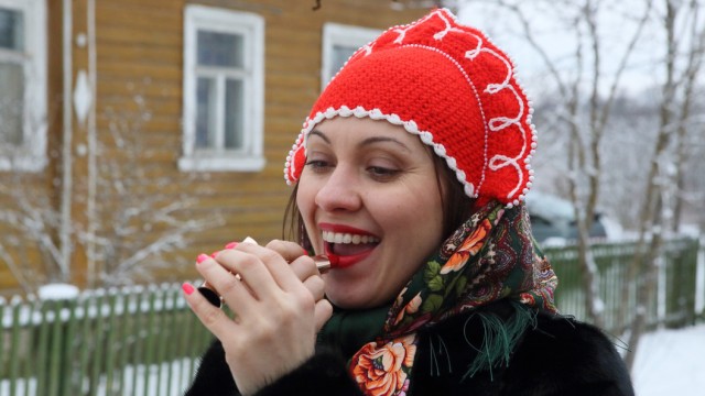 Депутат пришла на заседание с венком на голове