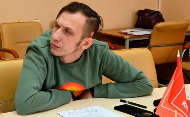Районному депутату в Калужской области, не вставшему во время исполнения гимна России, вручили повестку в военкомат на заседании