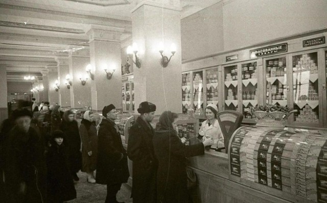 Шопинг по-советски: что продавали в куйбышевских магазинах 70 лет назад