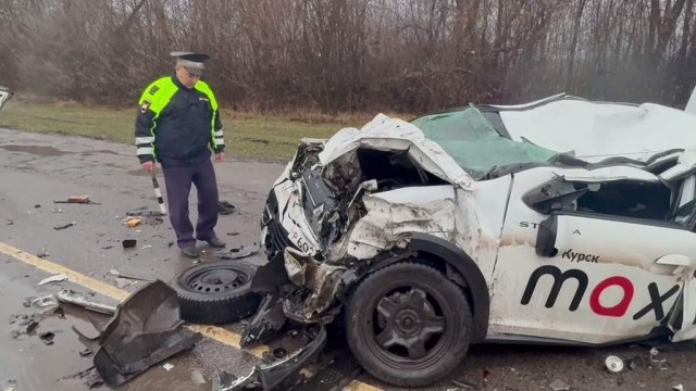 Крупная авария с опрокидыванием грузового автомобиля парализовала движение на Южном объезде Курска.