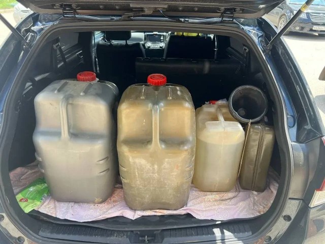 В Иркутске задержали перекупщков, продававших топливо по 250 рублей за литр