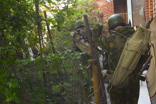 Российский спецназ во время террористического акта в Беслане, сентябрь 2004 г.