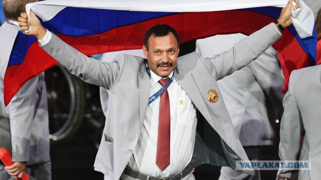 Спортсмены из России прошли по стадиону в Пхёнчхане под флагом Олимпиады