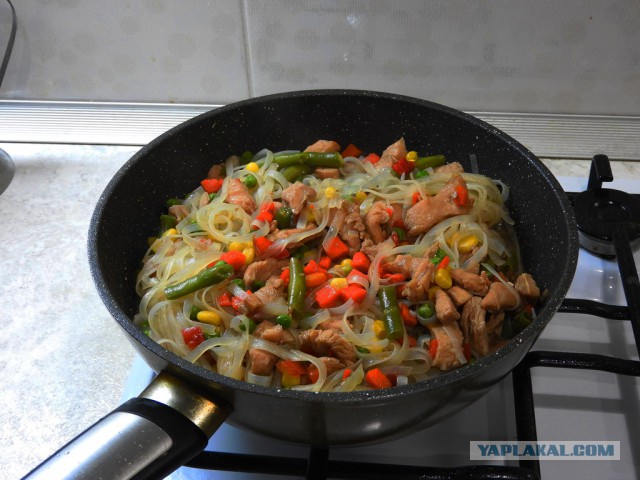 Рисовая лапша с индейкой и овощами.