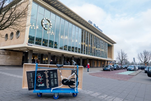 Как парень сделал вязальную машину, чтобы развлечь пассажиров в ожидании поезда