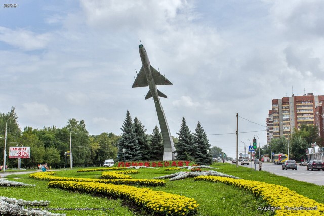 Советские монументы и уличные памятники