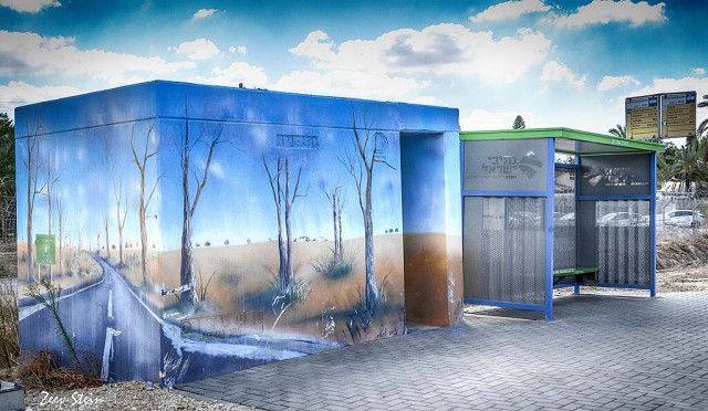 Автобусные остановки в Белгороде начали укреплять бетонными блоками и мешками с песком