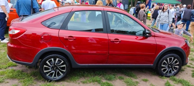 Новая Lada Granta Active Cross в кузове лифтбек на фото