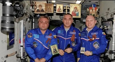 Космонавты на борту МКС держат иконостас