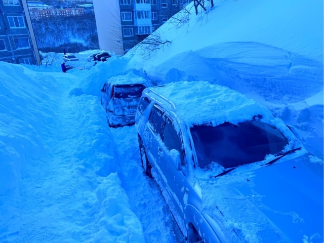 На Камчатке откопали автомобиль из пятиметрового сугроба