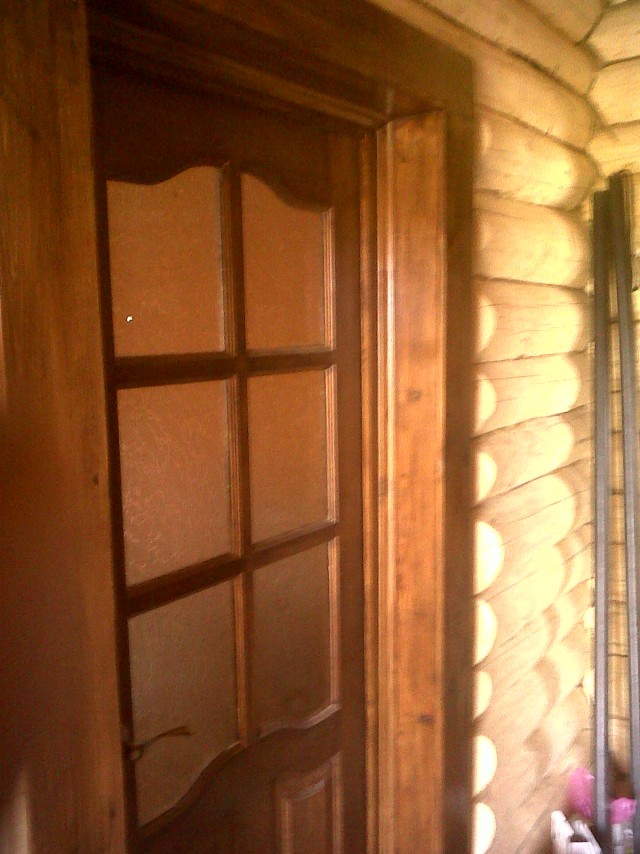 Деревянное дверное полотно дёшево и сердито.