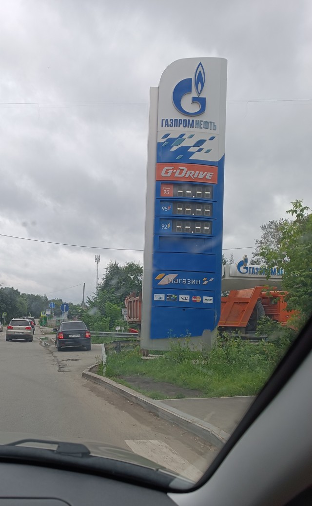 Москва заправляется, остальные выживают